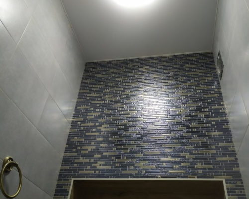 890